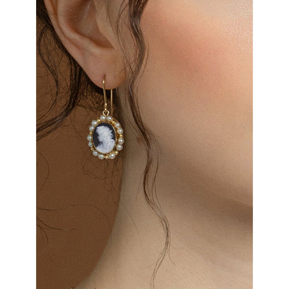 Schwarze Cameo-Ohrringe von Little Lovelies mit Perlen