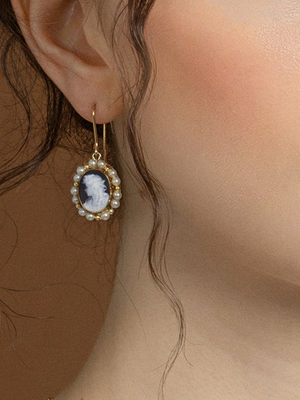 Schwarze Cameo-Ohrringe von Little Lovelies mit Perlen