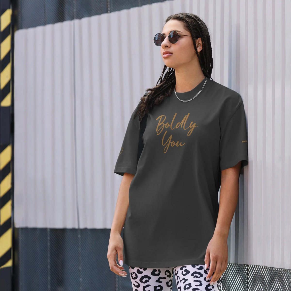 Boldly You Oversized falmet t-shirt med gammelt guldbroderi