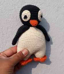 Luna-Leena Pinguin Olivia Kuscheltier – Bio-Baumwolle – 0+ – handgehäkelt in Nepal