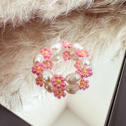  A delicate flower ring with daisies and freshwater pearls, perfect for stacking or wearing alone.