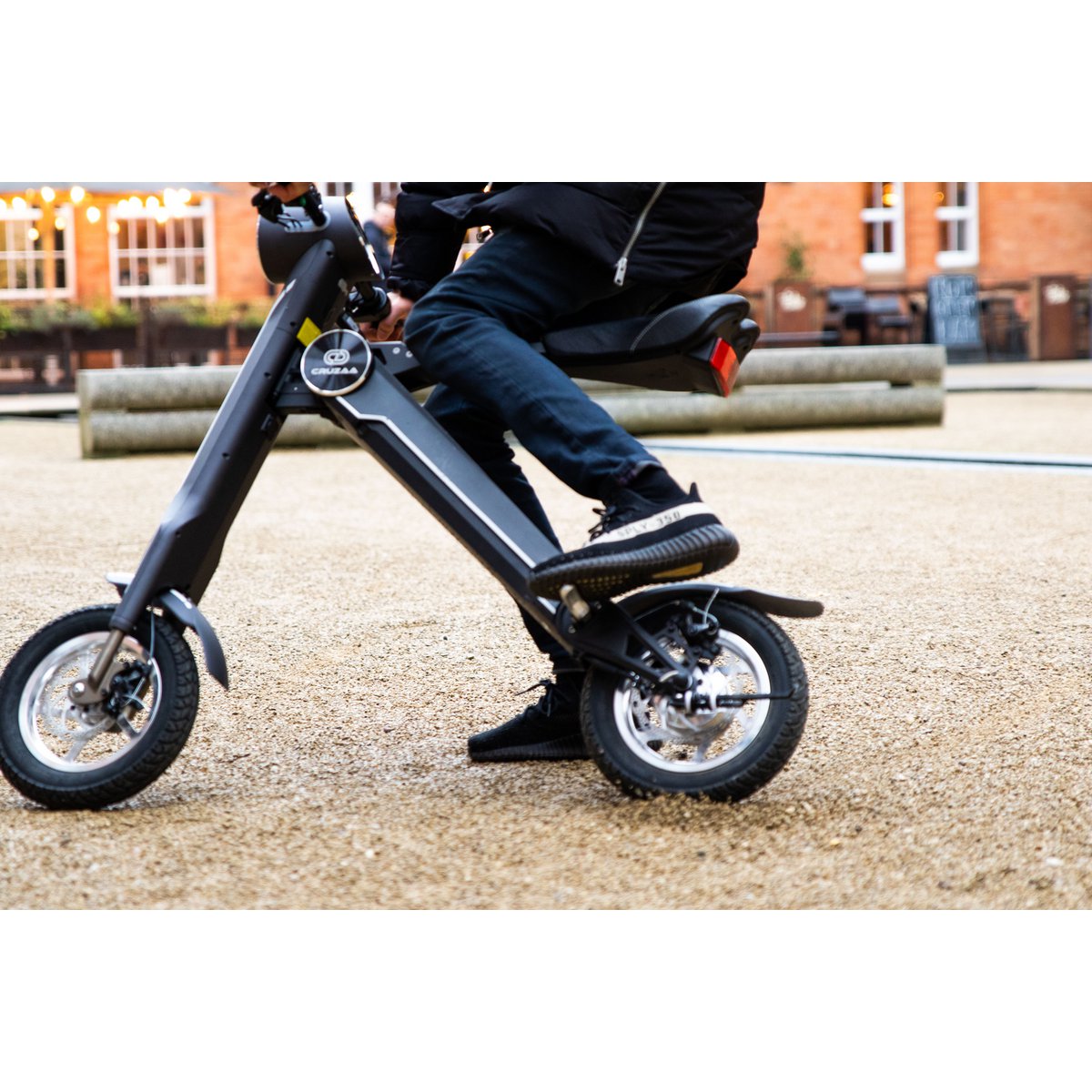 De officiële exclusieve Cruzaa E-Scooter Carbon Black
