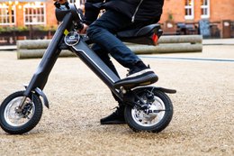 De officiële exclusieve Cruzaa E-Scooter Carbon Black