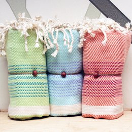 Tricolor Turkish towel, 100% cotton, available in various colors including gray, black, beige, lime green, pink, purple, dark blue, light blue, orange, and red. Dimensions are 100 cm x 180 cm.