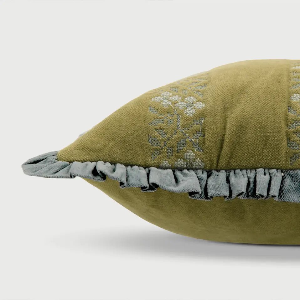 Pudebetræk | Heather Olive Cross Stitch aflangt pudebetræk fra Sanctuary Living
