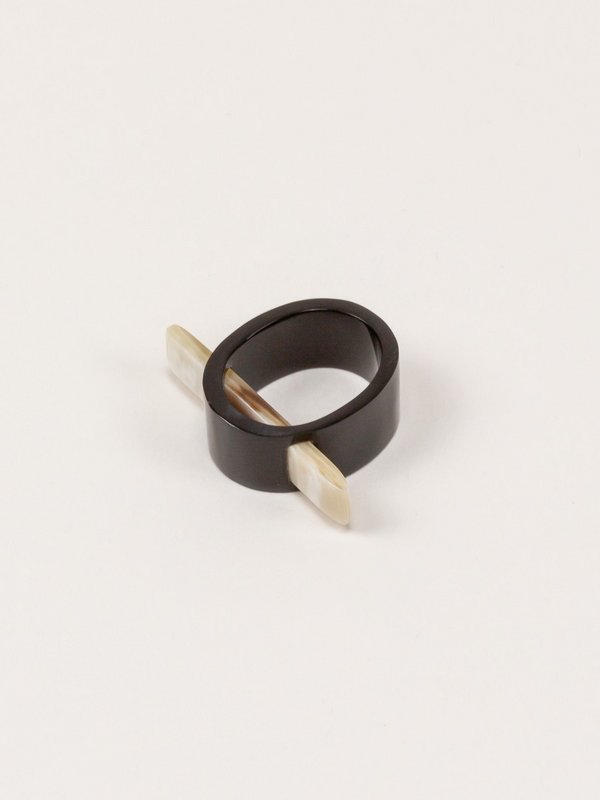 Tunnel ring in black horn 