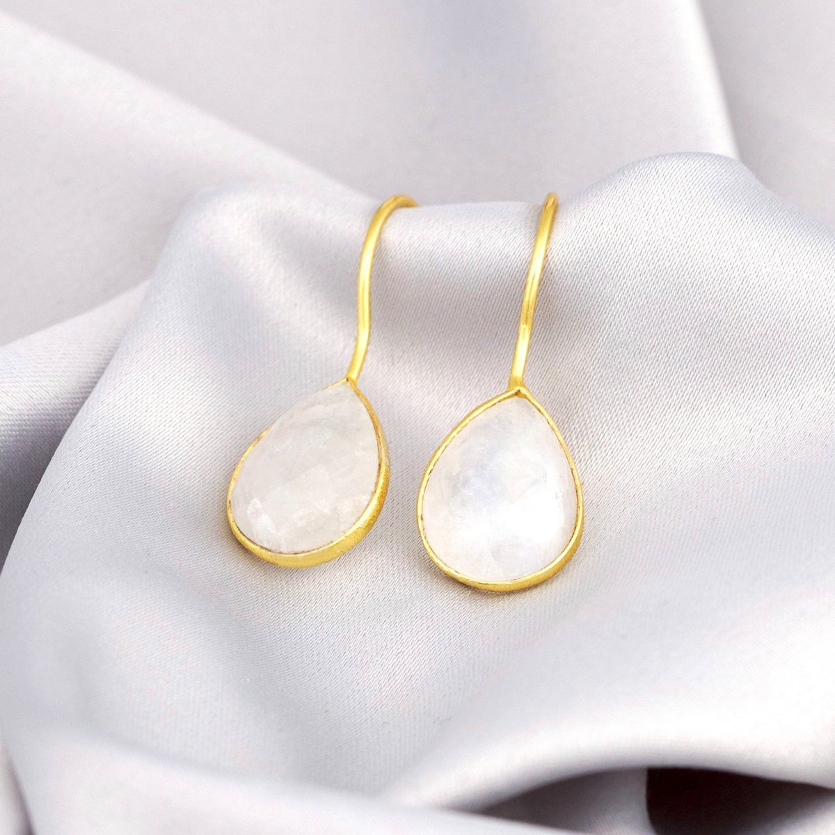Orecchini con pietra preziosa di pietra di luna - Placcati in oro sterling 925 - OHR925-104