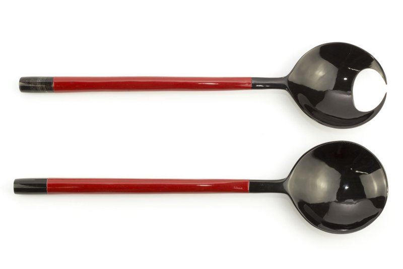 Couverts ronds en forme de pince de crabe laqués rouge