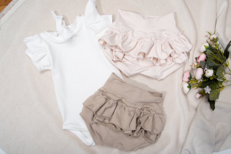 Mørke beige blomstrer med flæser
