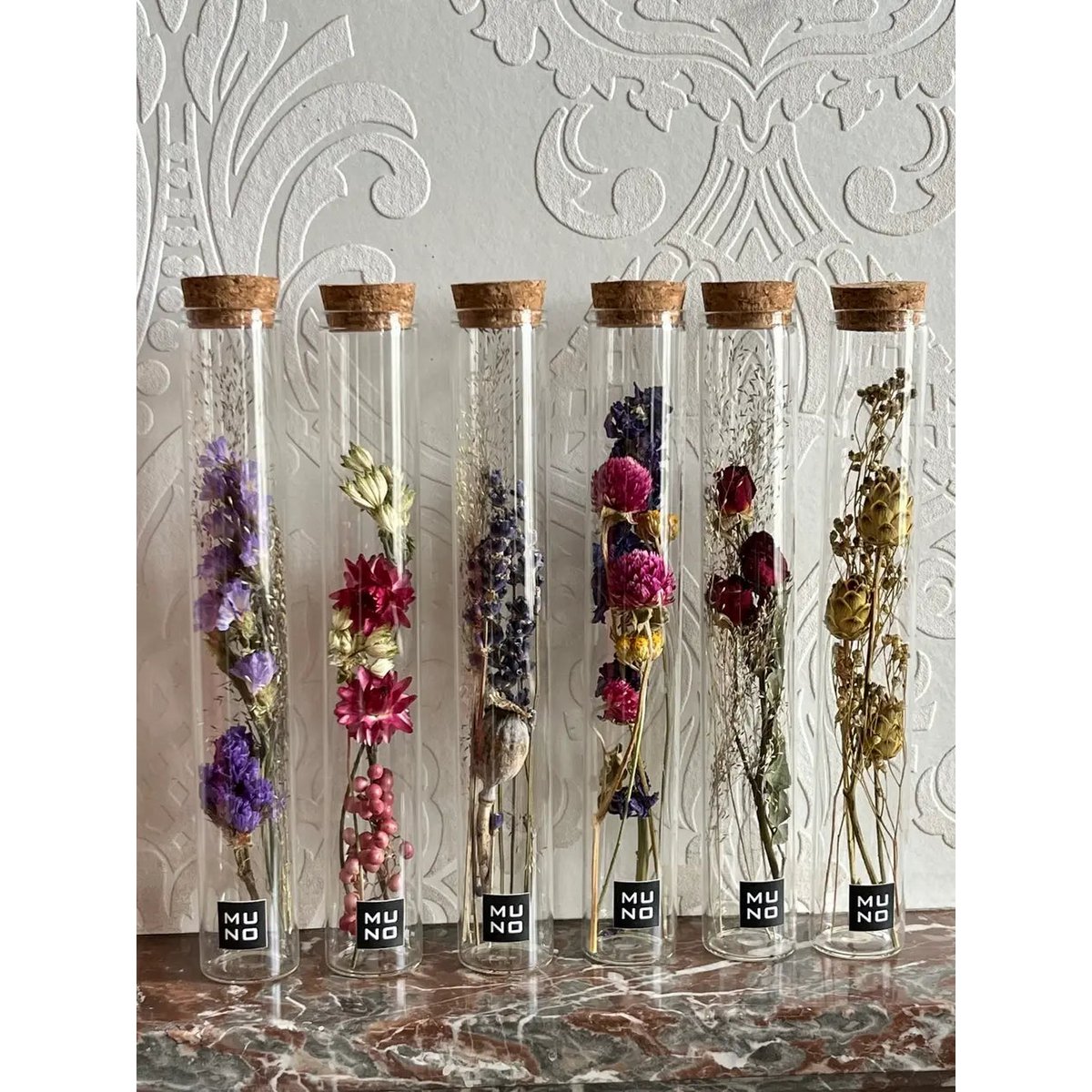 Tube 20 cm med tørret blomst - gave