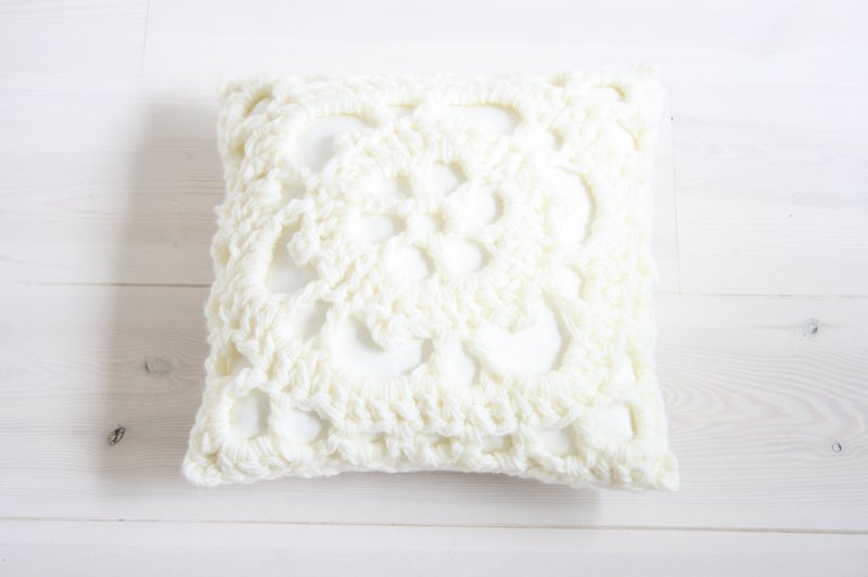Ecru crocheted cushion - S