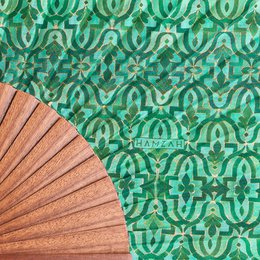 Grüne Seide und Holzventilator Fihri