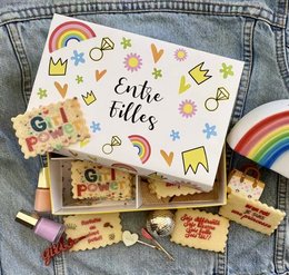 Box of personalized biscuits with the theme "Croque moi!" featuring colorful, whimsical designs and text that reads "I am a princess" in French.