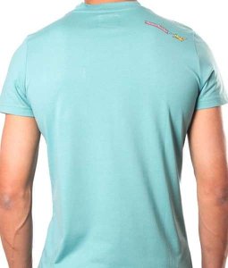 Grünes T-Shirt mit Aufdruck auf der Brust
