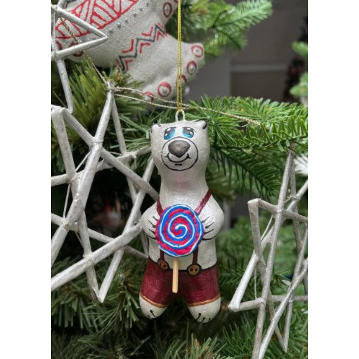 Ours en papier mâché fait à la main avec un bonbon