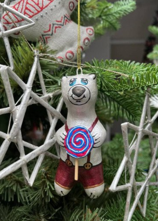 Ours en papier mâché fait à la main avec un bonbon