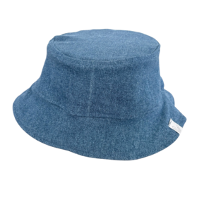 Bucket hat Dark jeans