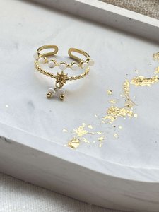 Gouden ring roze of wit