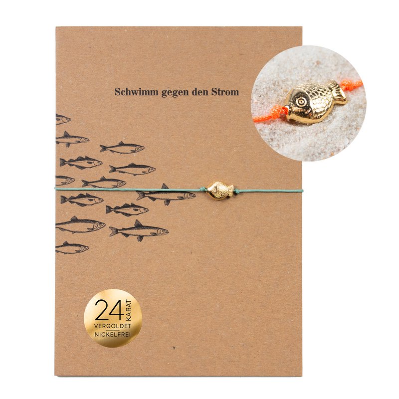 Bracciale su cartoncino - Pesce d'Oro - Controcorrente - Ciondolo placcato oro 24K - Macramé - Cartoncino riciclato DIN A6 - Collezione marittima