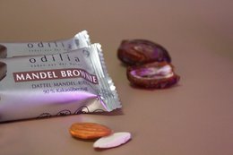 Brownie alle mandorle Barretta di mandorle e datteri biologici