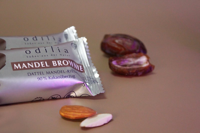 Brownie alle mandorle Barretta di mandorle e datteri biologici