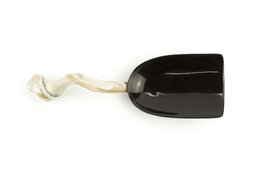 Ovaler Reislöffel aus schwarzem Horn mit Perlmuttgriff