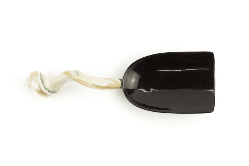 Ovaler Reislöffel aus schwarzem Horn mit Perlmuttgriff
