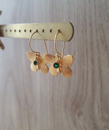 18 Karat vergoldete Schmetterlingsohrringe mit klaren Kristallen