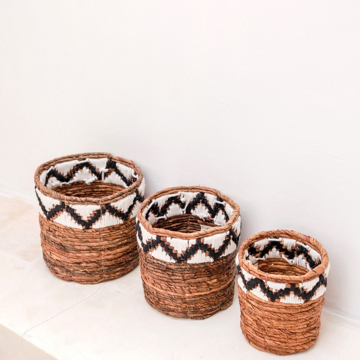 Cesta pequeña redonda para plantas o como cesta de almacenamiento | Cesta Boho Tejida SADARA con Patrón Macramé