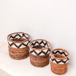Mały okrągły kosz na rośliny lub jako kosz do przechowywania | Tkany koszyk Boho SADARA z wzorem makramy
