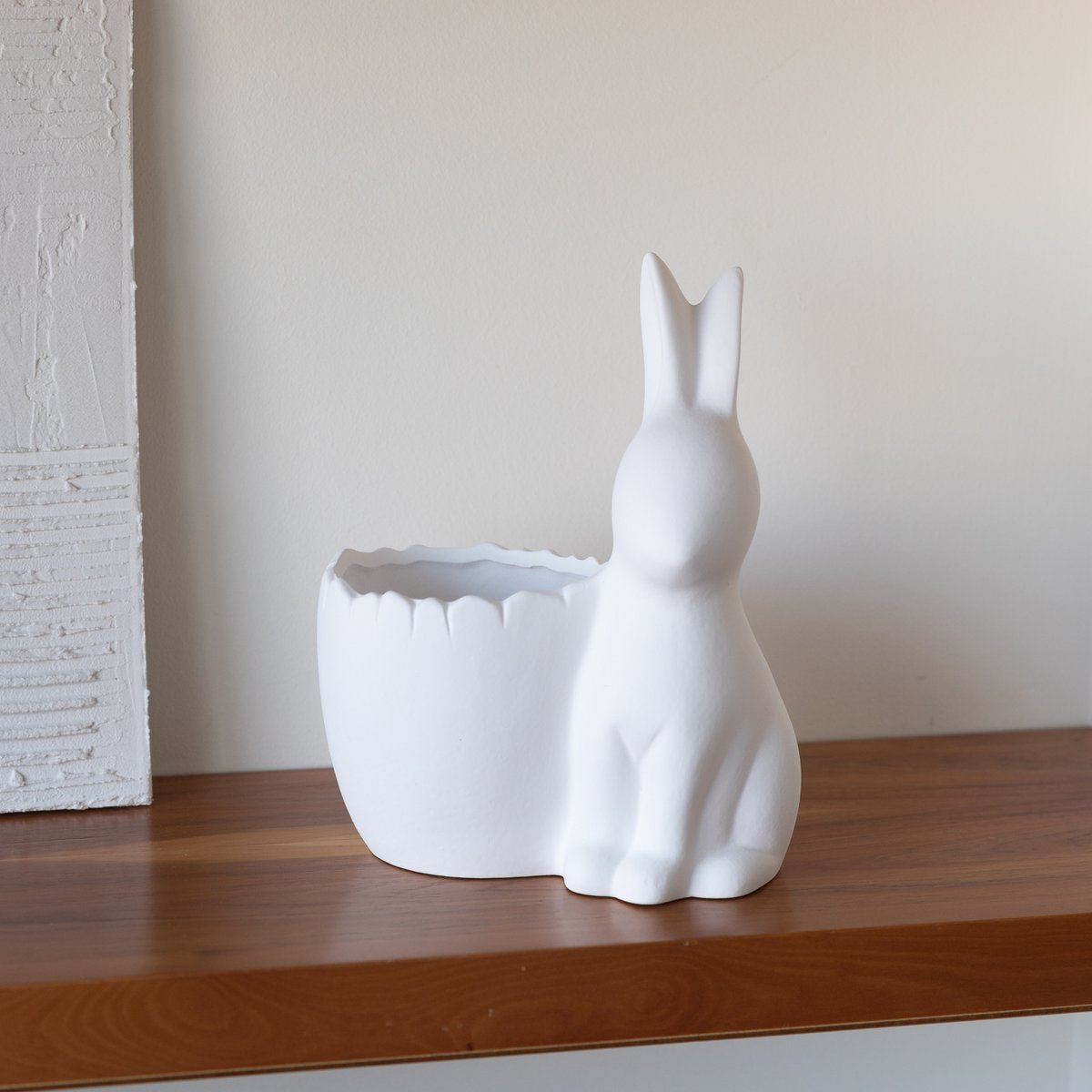 Conejito de Pascua con jarrón