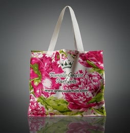 Floral shopping bag with peony design, made of durable material, suitable for everyday use or as a gift.
