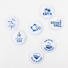 Magneet “Salt in the Air” – Maritieme belettering met meeuwen – Blauw/Wit – Ø 3,7 cm – Koelkast & whiteboard