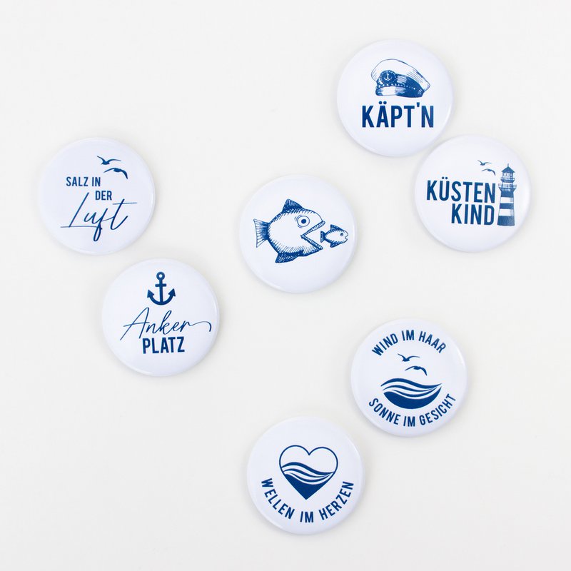 Magneet “Salt in the Air” – Maritieme belettering met meeuwen – Blauw/Wit – Ø 3,7 cm – Koelkast & whiteboard