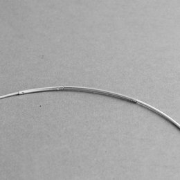 SÄULEN-HALSKETTE – SCHWARZ – Zeitgenössischer minimalistischer Schmuck, handgefertigt aus Jesmonit