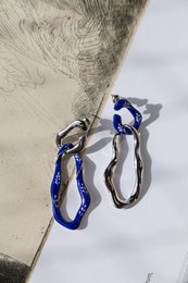 Boucles d'oreilles 2 en 1 en émail Varia — Bleu et doré