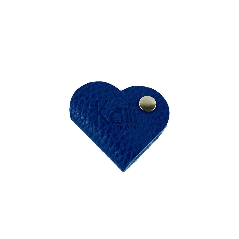 K0039DB | Hergestellt in Italien, herzförmige Kabeltrommel aus echtem Vollnarbenleder, Dollar-Maserung – blaue Farbe – Maße: 5 x 8 x 0,5 cm – Verpackung: Geschenkbox mit starrem Boden/Deckel