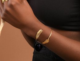 Acaciablad manchetarmband, verstelbaar verguld zilver, op de natuur geïnspireerde handgemaakte sieraden