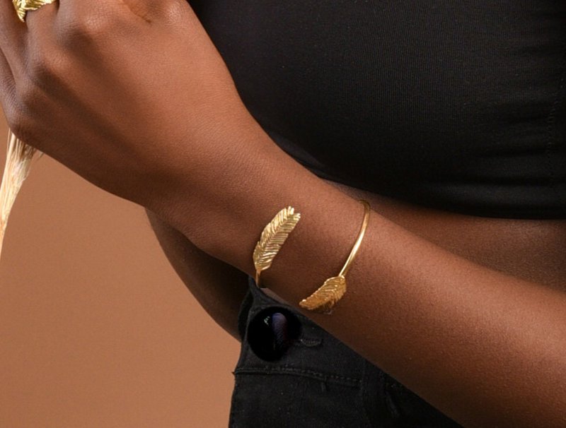 Acaciablad manchetarmband, verstelbaar verguld zilver, op de natuur geïnspireerde handgemaakte sieraden