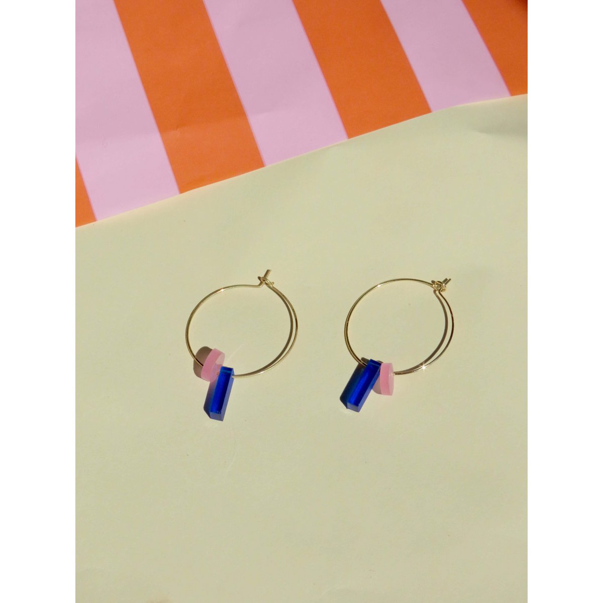 Dots with stick hoops made of gold -plated stainless steel in royal blue & ice pink