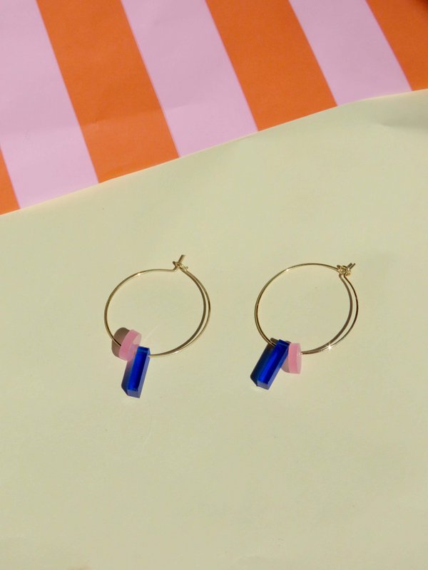 Dots with stick hoops made of gold -plated stainless steel in royal blue & ice pink