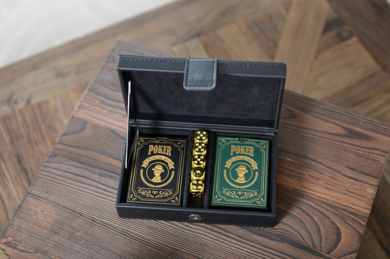 2 giochi di poker e 5 brief di dadi dorati in pelle faux nera