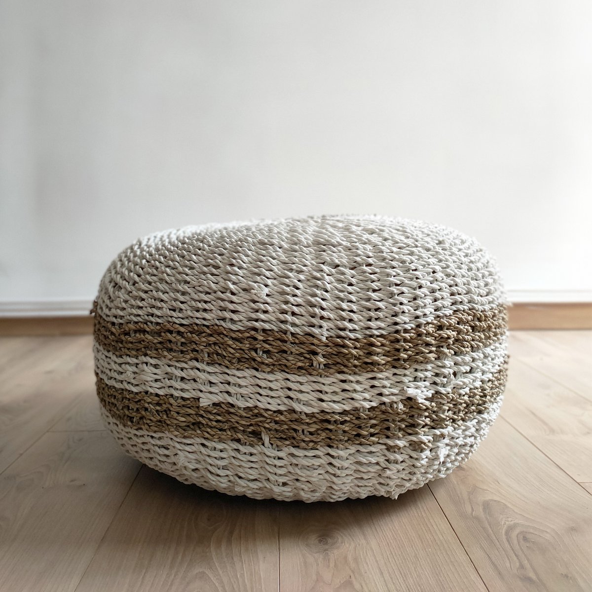 HOCKER AUS WEISSEM SEEGRAS