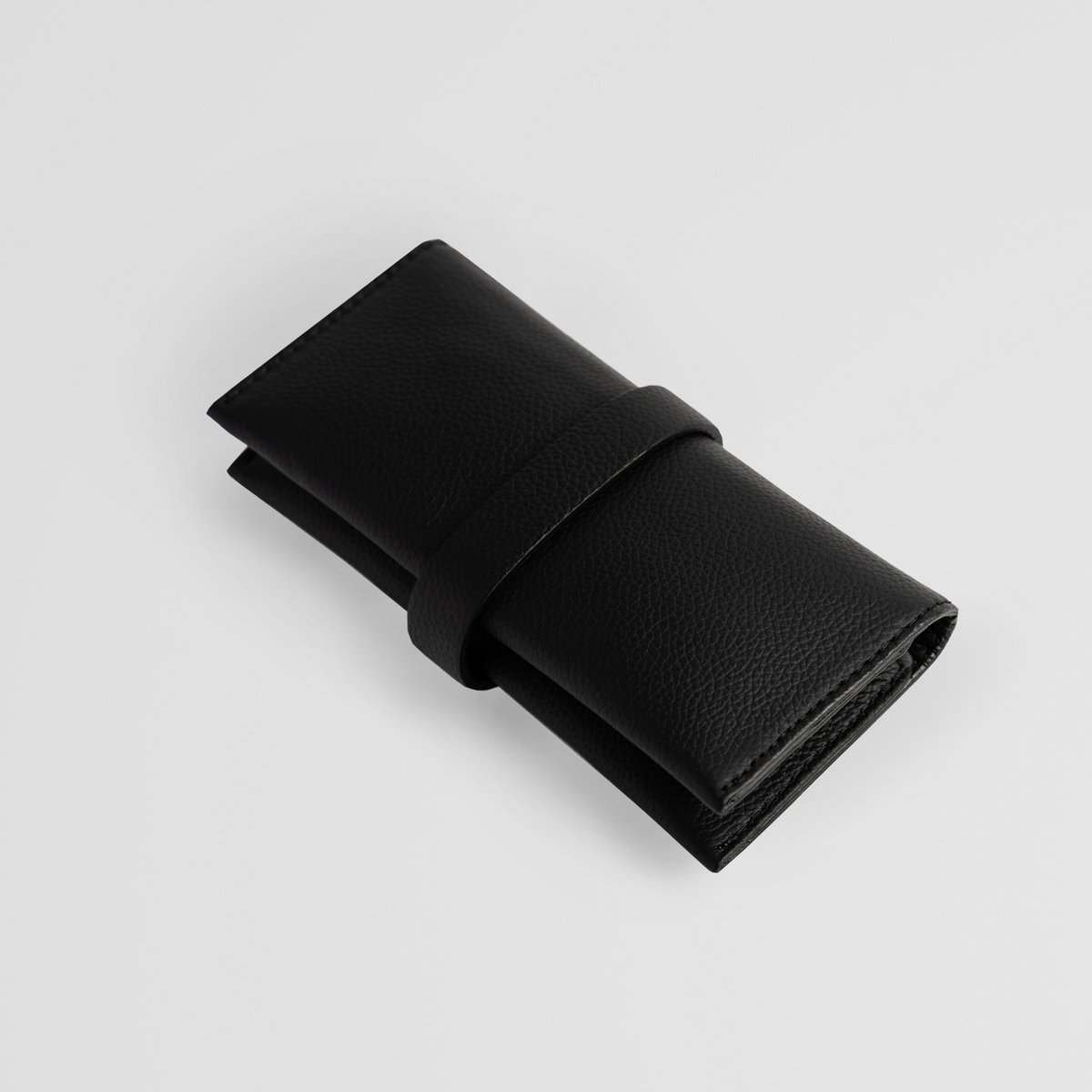 Minimalistyczne czarne skórzane etui na zegarek. Skórzane etui na zegarki.
