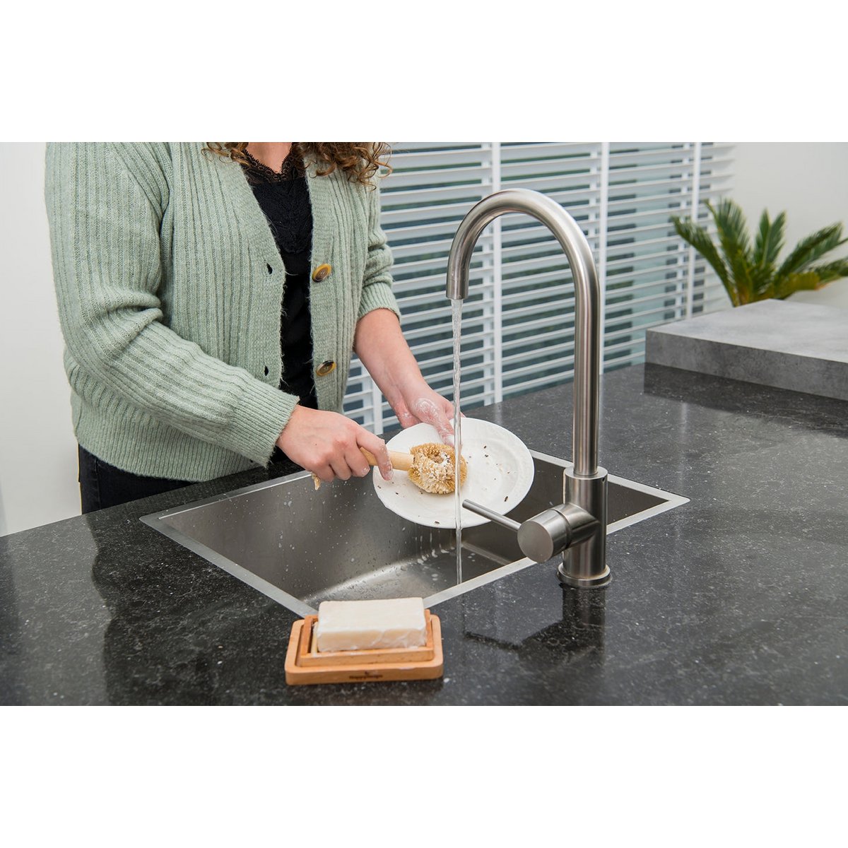 Plastic -free dishwashing brush