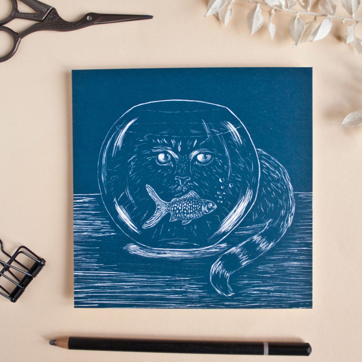 Quadratische Postkarte Katze & Goldfisch