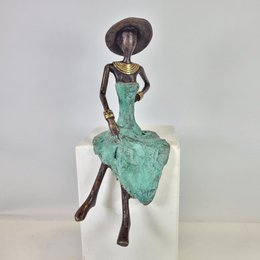 Bronze sculpture "Femme assise avec chapeau" by Soré | different sizes and colors
