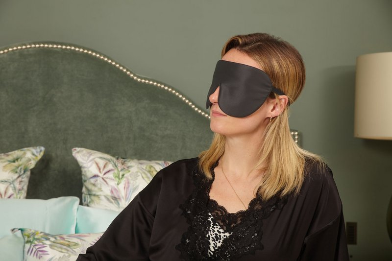 Trækul Silke Sovemaske