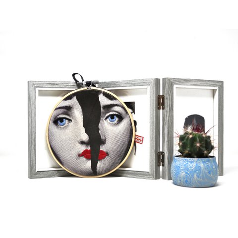 Handgefertigte Stickrahmen-Kunst – „Iconic Lina“-Kollektion (inspiriert von Fornasetti) – Textile Wanddekoration 15 cm – IM ANGEBOT