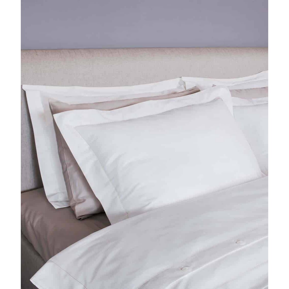 Juego de cama de satén blanco.